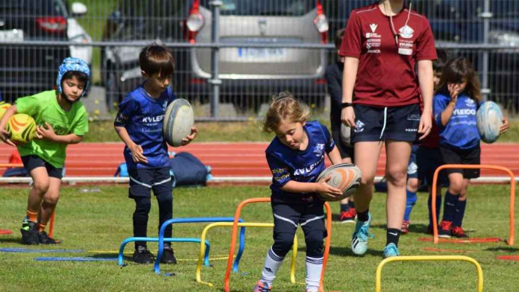 Niños jugando al rugby