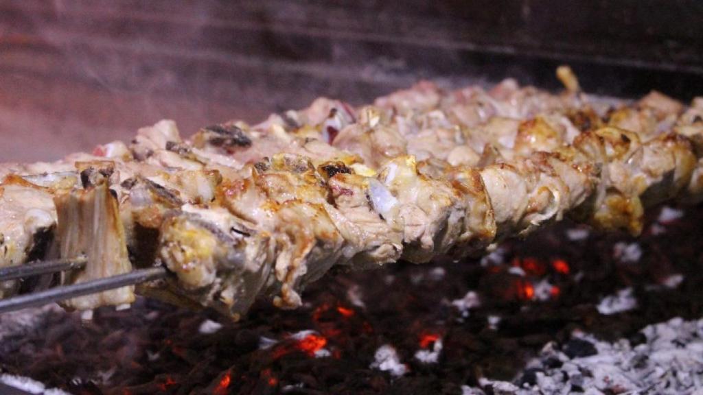 Una de los pinchos de lechazo del Mesón Asador Carlos