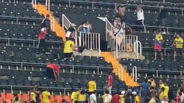 Aficionados colombianos, lanzándose butacas en Mestalla.