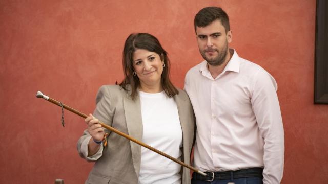 Marta Maroto y uno de los exconcejales tránsfugas de Podemos, Víctor Hernández, en La Guardia (Toledo).