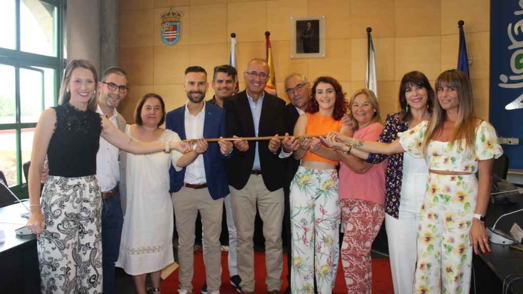 Juan González junto a su equipo tras la investidura.