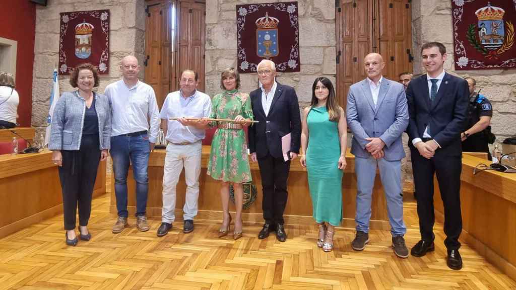Nava Castro, en el centro, sostiene el bastón de mando junto a los miembros de su equipo.