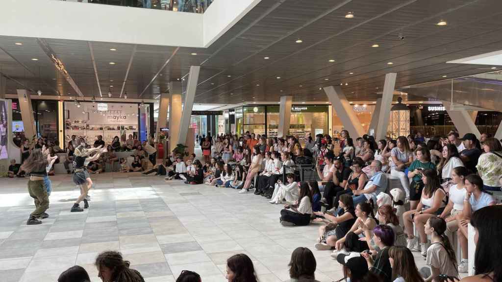 Uno de los grupos baila delante del público congregado en Vialia.