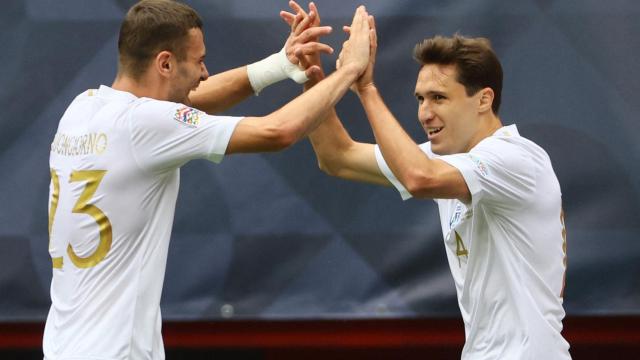 Alessandro Buongiorno, felicitando a Federico Chiesa por su gol con Italia ante Países Bajos en la UEFA Nations League 2023