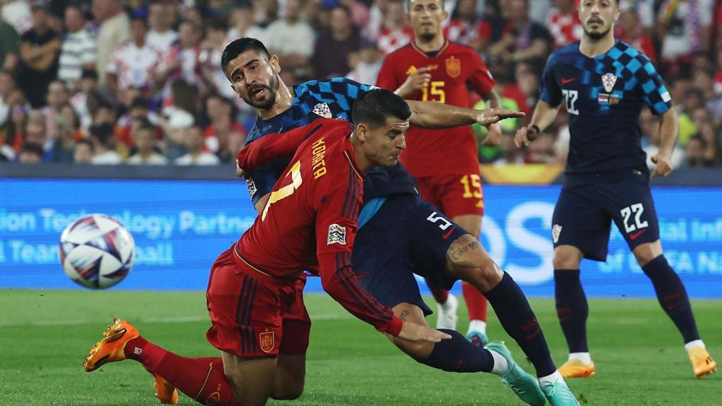 Morata intenta rematar el balón en el área de Croacia.