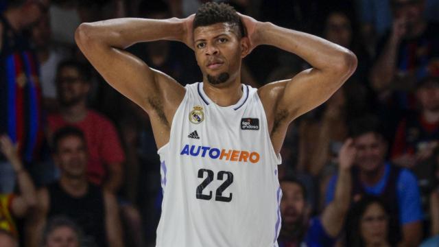 Walter Tavares, llevándose las manos a la cabeza durante el segundo partido de la final de la ACB