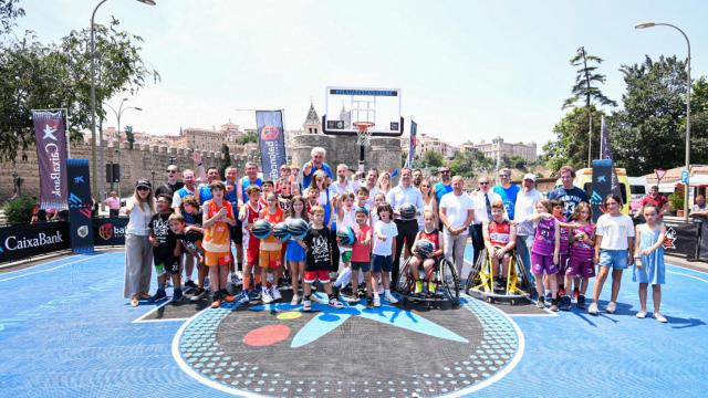 Foto de familia con autoridades y participantes en el evento
