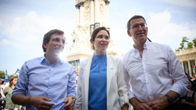 El alcalde de Madrid, José Luis Martínez-Almeida; la presidenta de la Comunidad de Madrid, Isabel Díaz Ayuso; y el presidente del Partido Popular, Alberto Núñez Feijóo; participan en un acto político del PP en El Retiro.