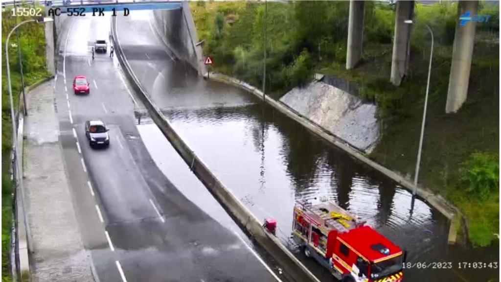 Los bomberos trabajando en la inundación en la Carretera Baños de Arteixo