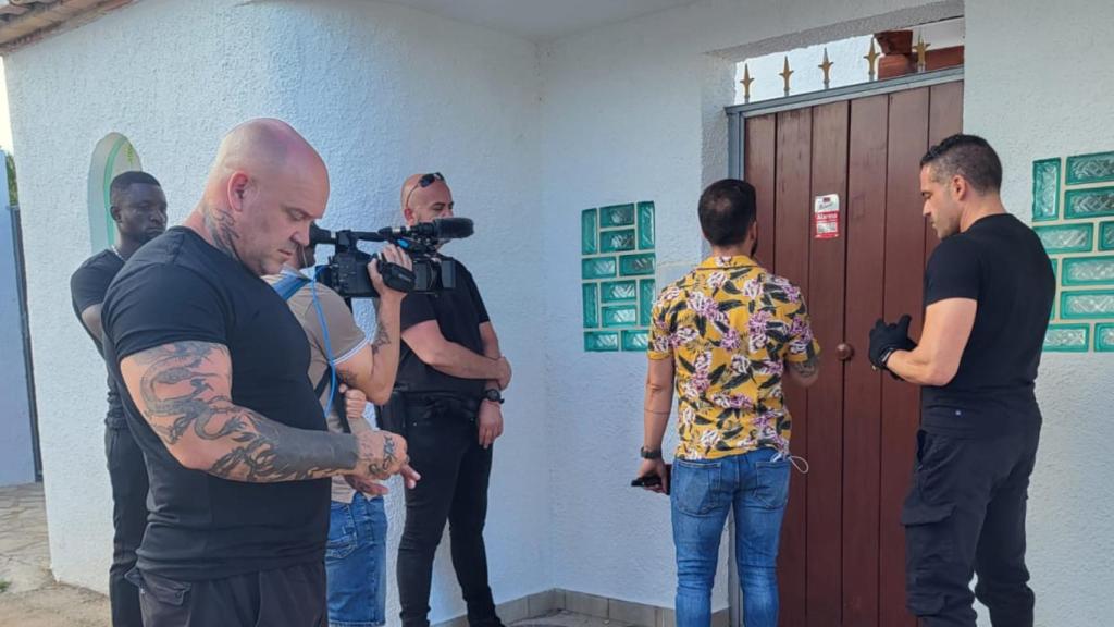 APD Security junto a las cámaras de televisión en la desocupación en el chalé de Calpe.