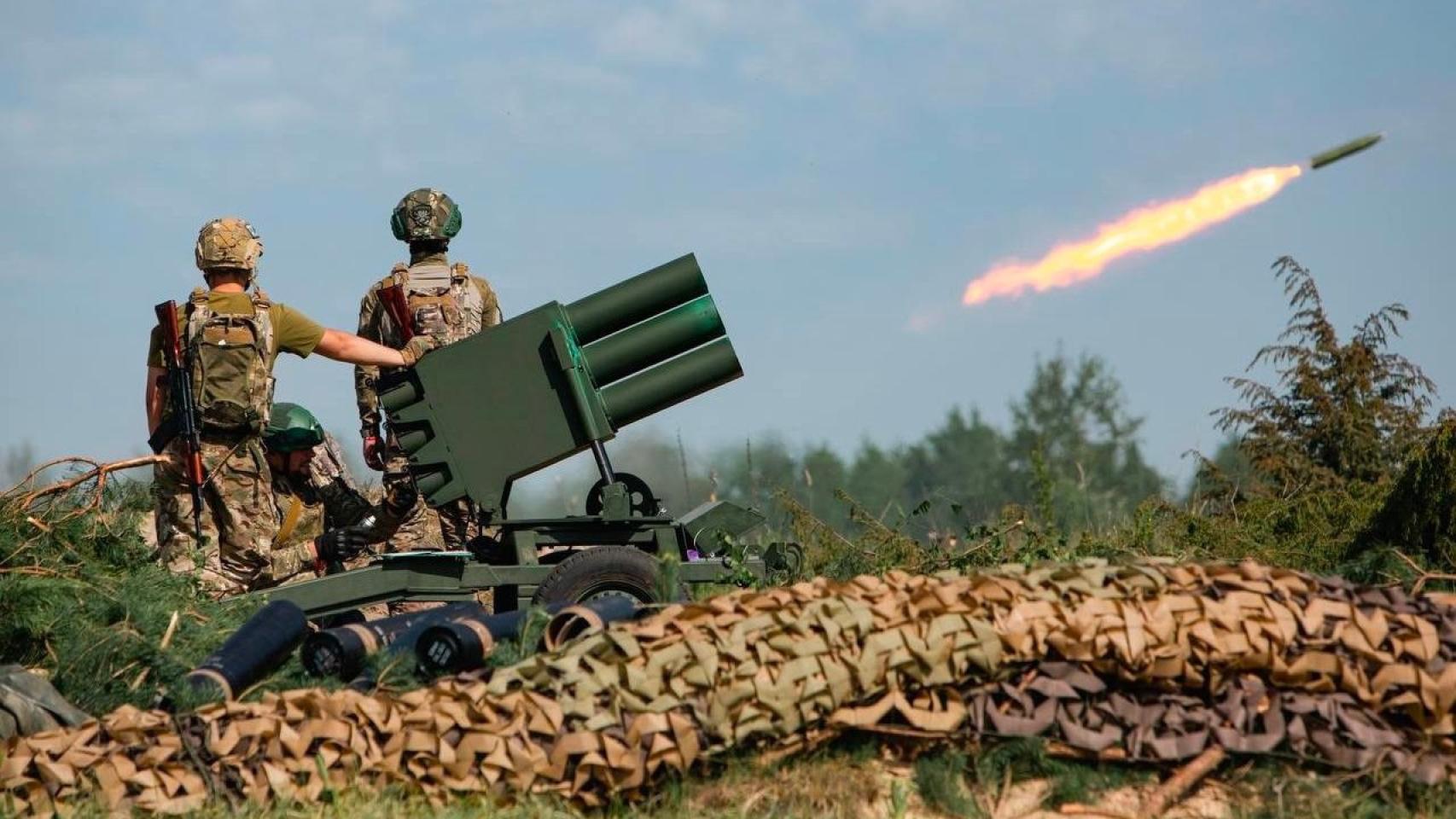 Tres soldados ucranianos junto a un El RAK-SA-12, diseñado para alcanzar distancias de hasta 8.500 metros.