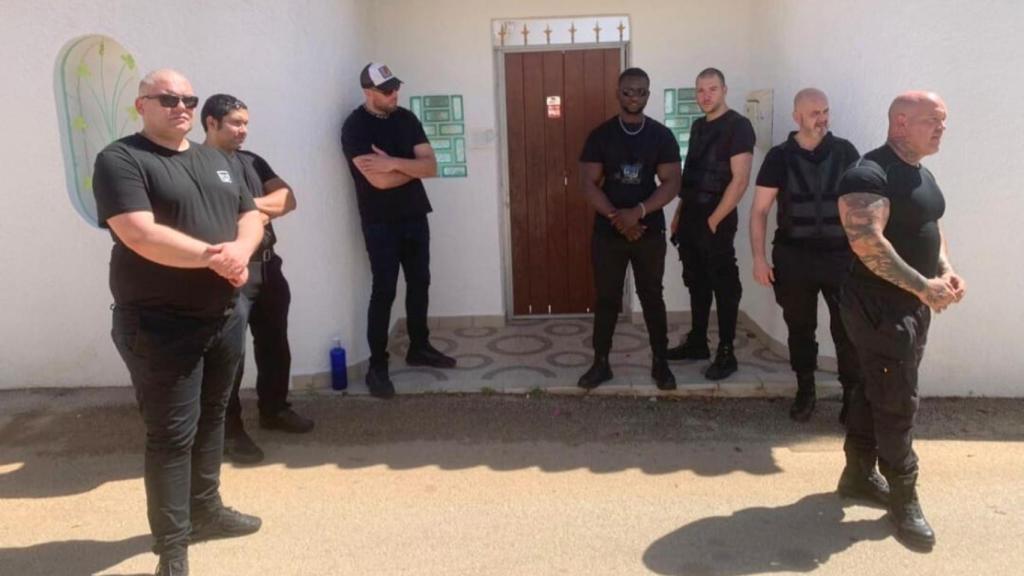 Personal de la empresa 'desokupa' en su intervención en el chalé de Calpe.