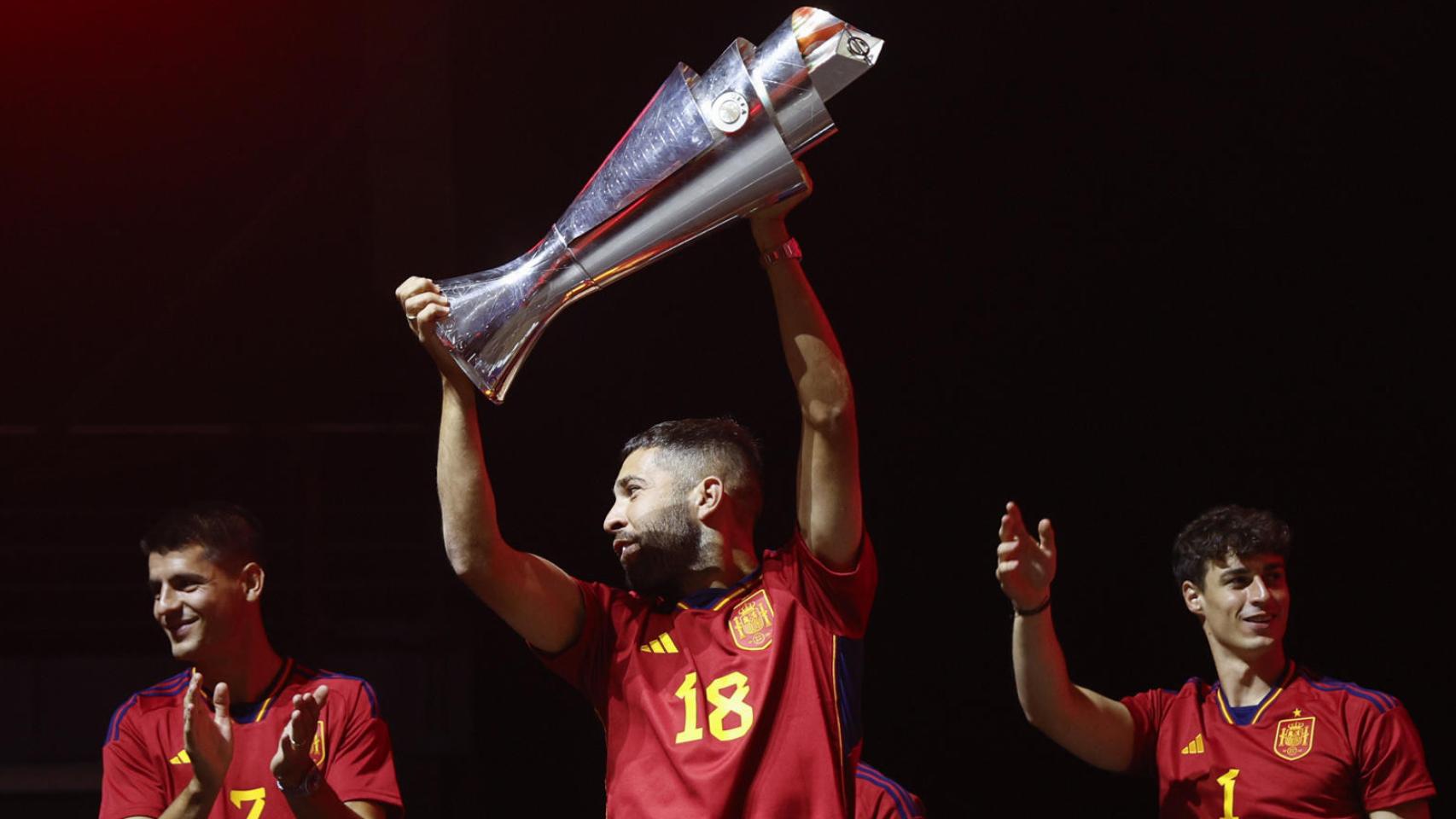 Jordi Alba, con el trofeo de la UEFA Nations League en la celebración en el WiZink Center