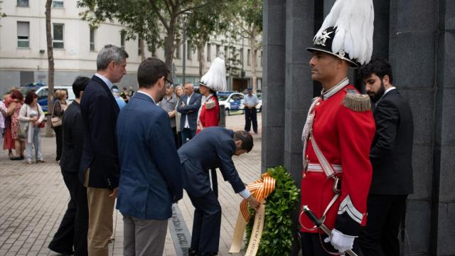 Familiares de las víctimas del atentado de ETA en Hipercor, este lunes en Barcelona, en un acto de recuerdo al cumplirse 36 años de la masacre.