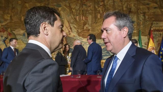 El presidente de la Junta de Andalucía, Juanma Moreno, y el secretario general del PSOE andaluz, Juan Espadas.