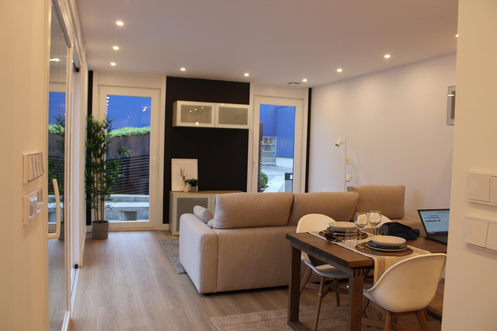 Espacio del salón y comedor en el interior de la casa piloto modular de Singular.