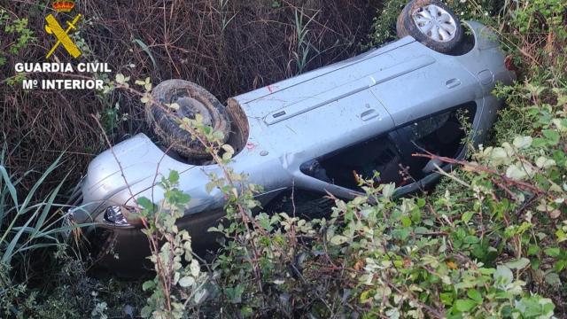 Así quedó el coche en el que viajaban los ladrones tras el accidente. GUARDIA CIVIL