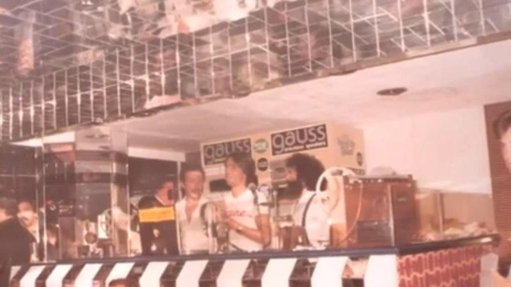 Cabina pinchadiscos de la macrodiscoteca La Coquette, en Bretón