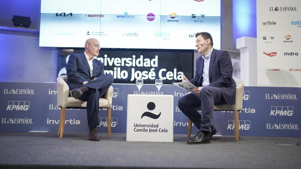 Arturo Pérez de Lucía González, director general de la Asociación Empresarial para el Desarrollo e Impulso del Vehículo Eléctrico (AEDIVE), durante su conversación con José Luis García Cano, jefe de Motor en EL ESPAÑOL;