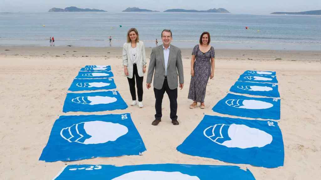 Abel Caballero posa, junto a ediles del grupo de Gobierno, y las banderas de Vigo.