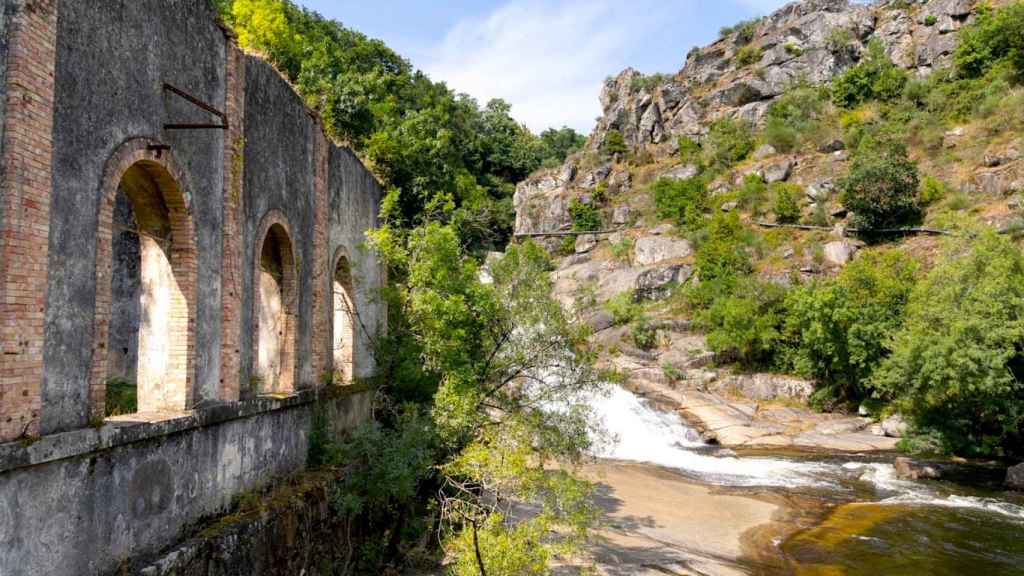 Fábrica da luz y fervenza de Segade.