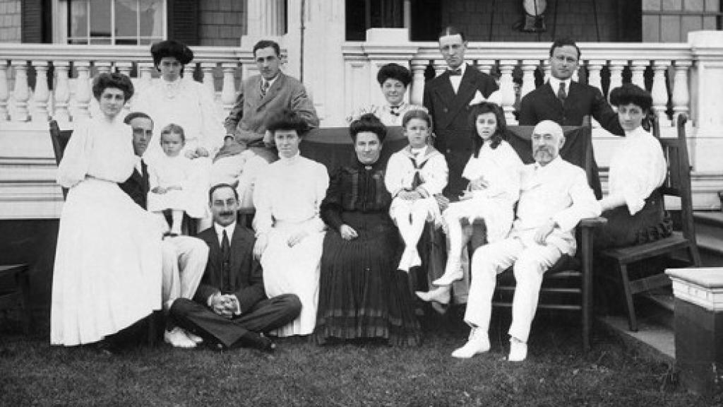 Ida e Isidor junto a sus hijos y nietos.