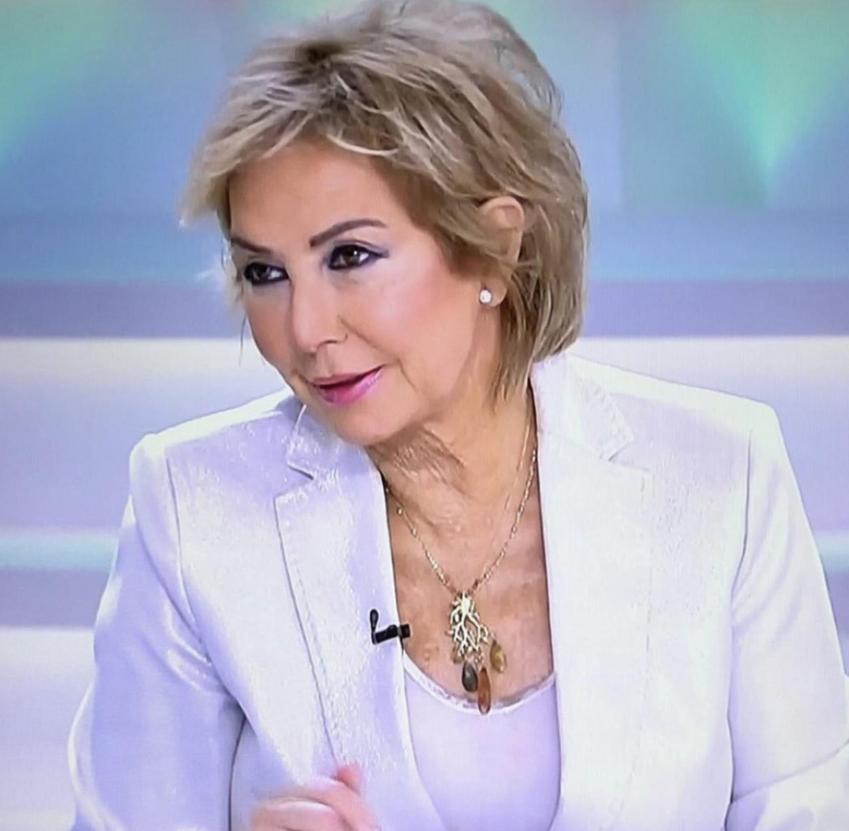 Ana Rosa Quintana luciendo el collar Formentor de Isabel Guarch.