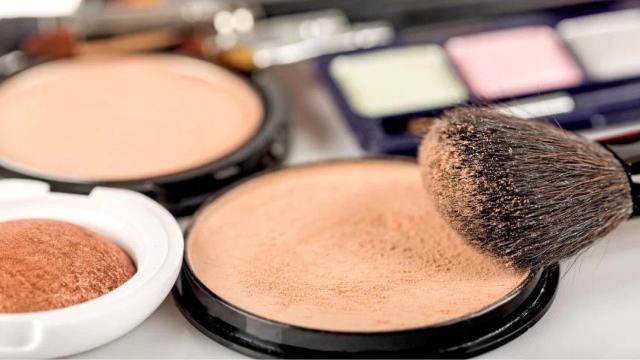 Unos cosméticos dispuestos para ser utilizados.