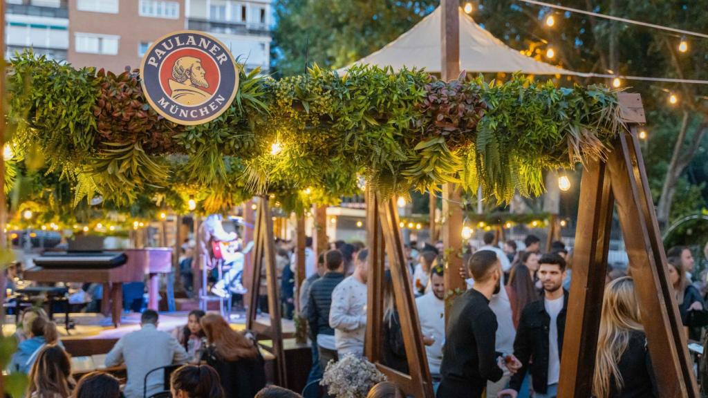 El jardín Paulaner Biergarten durante un concierto este año.