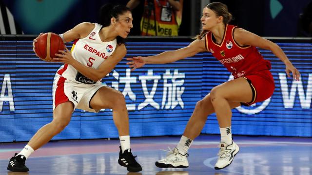 Cristina Ouviña, con el balón durante el partido ante Alemania.