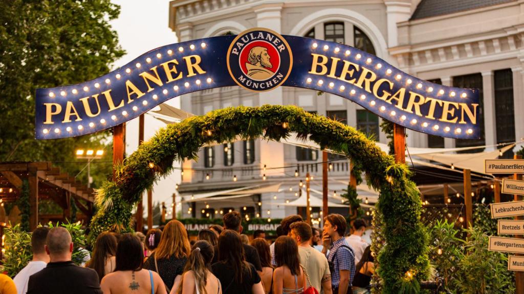 La entrada al jardín alemán de Paulaner Biergarten.