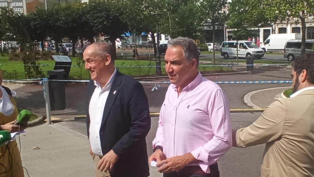 El líder del PP de A Coruña, Miguel Lorenzo, y el coordinador general del PP nacional, Elías Bendodo.