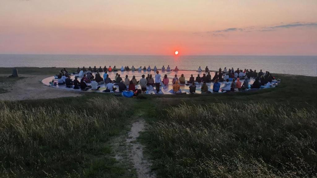Coruñeses haciendo yoga al atardecer