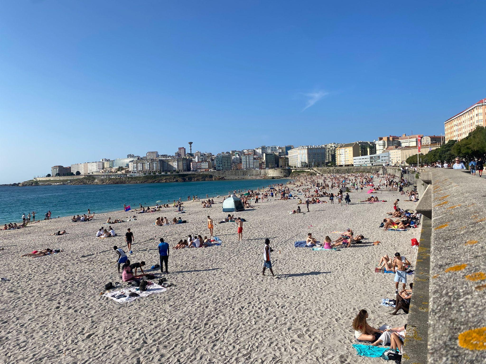 La playa del Orzán este jueves por la tarde. Foto: Quincemil