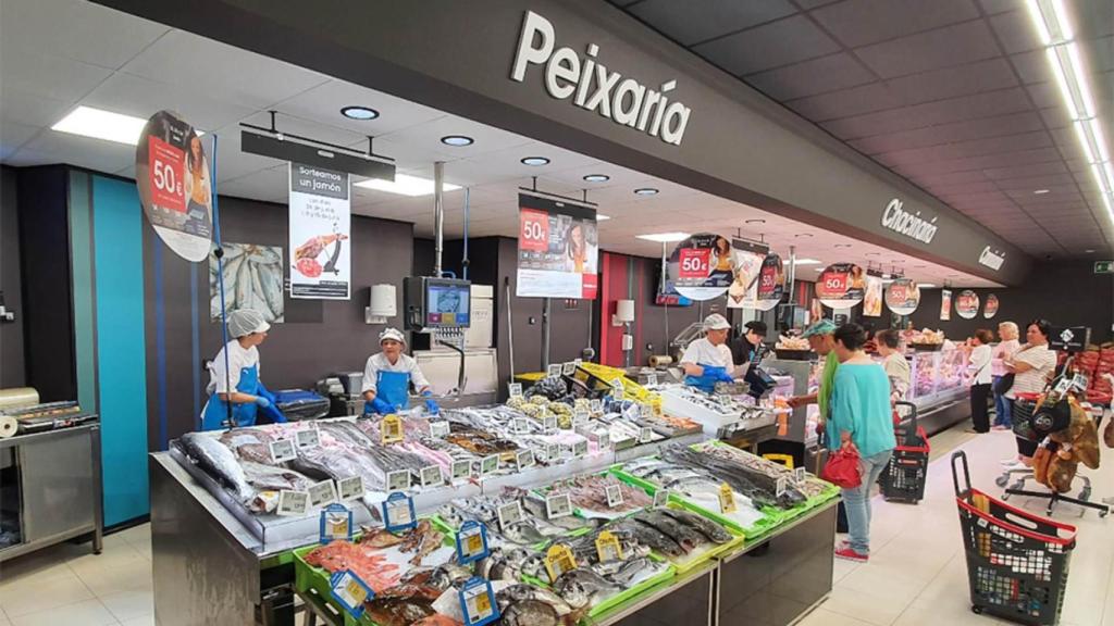 Sección de pescadería del nuevo Eroski City en Vimianzo (A Coruña)