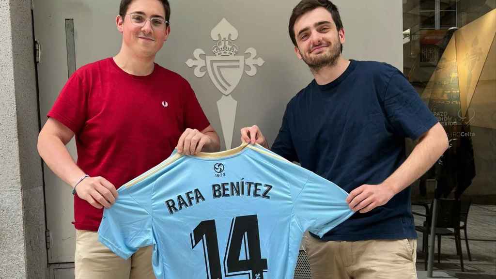 Marcos y Lucas, de Tenías que haber tirado, con la camiseta serigrafiada.