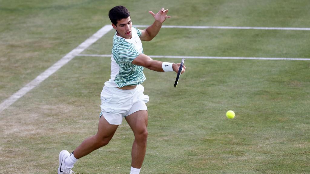 Alcaraz ejecuta un golpe con su derecha.