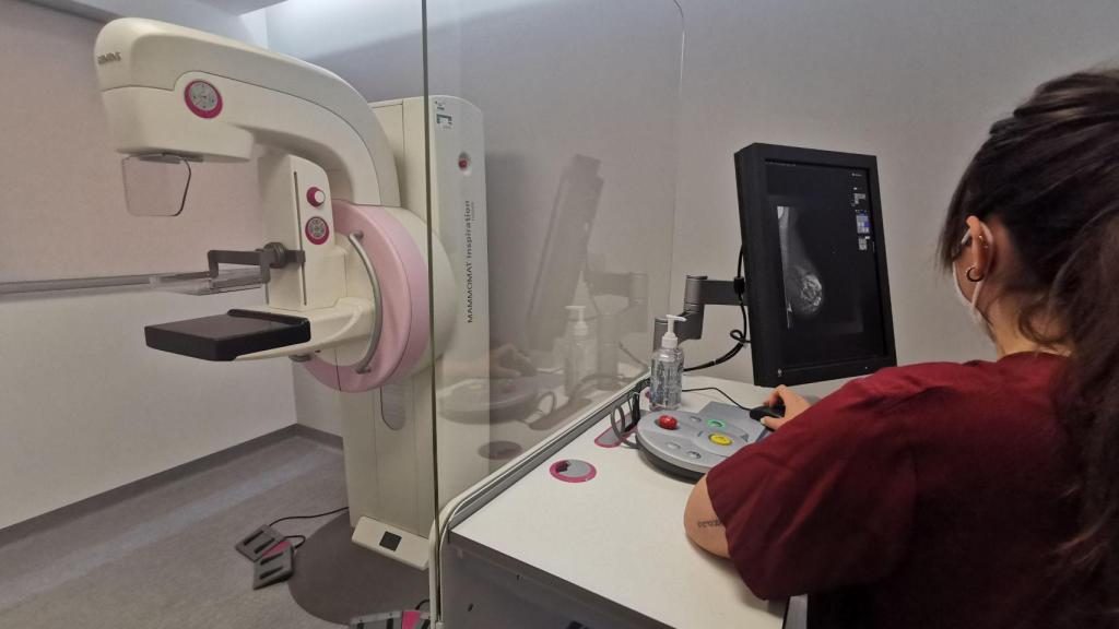Una de las técnicos trabajando con el nuevo mamógrafo