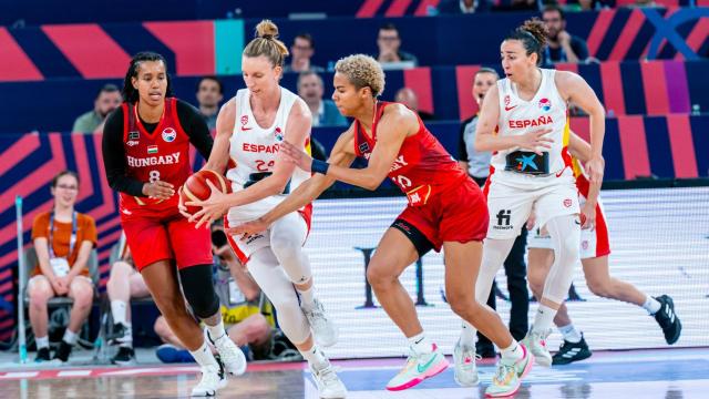 Jugadoras de España y Hungría disputan el balón en la semifinal del Eurobasket.