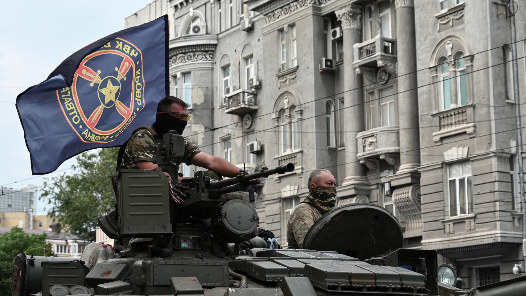 Un tanque y militares del Grupo Wagner durante la toma de la ciudad rusa de Rostov.