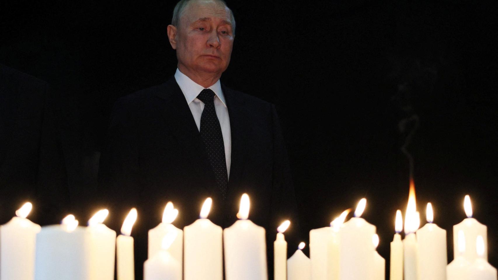 El presidente ruso Vladimir Putin visita el Museo de la Victoria en Moscú