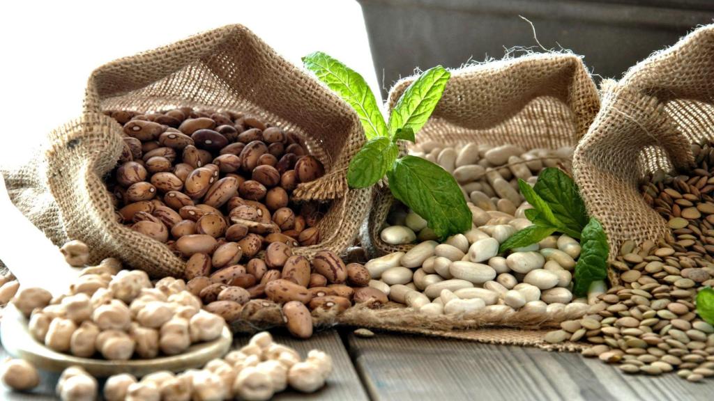 Diferentes legumbres en bolsas, foto de archivo.