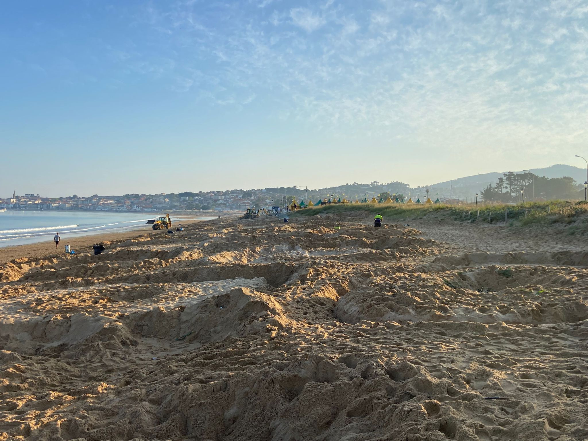Tareas de limpieza a primera hora del día 24 de junio en Playa América. Fotos: Concello de Nigrán