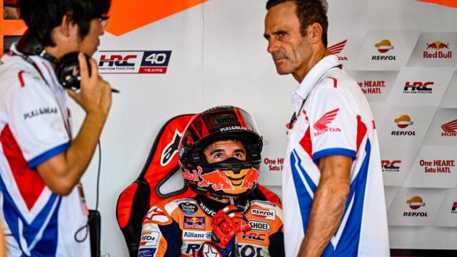 Alberto Puig y Marc Márquez, en el box del equipo Repsol Honda en el circuito de Assen.