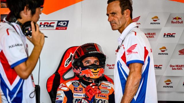 Alberto Puig y Marc Márquez, en el box del equipo Repsol Honda en el circuito de Assen.