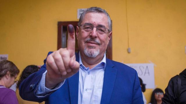 Bernardo Arévalo de León, líder de la formación de izquierda Semilla, votando en las elecciones de Guatemala.