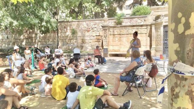 Biblioteca al aire libre en verano, en el parque San Francisco