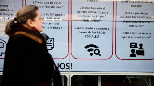 Una mujer pasa por una oficina del SEPE.