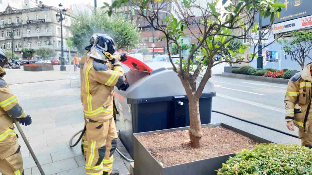 Los bomberos de Vigo durante una actuación, en pleno centro de la ciudad.