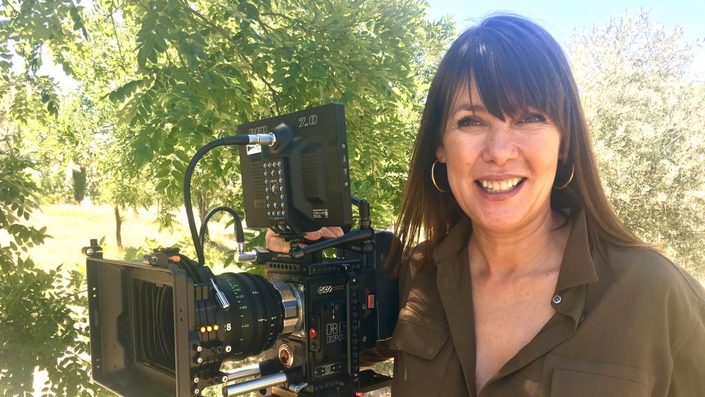 Mabel Lozano junto a su cámara.